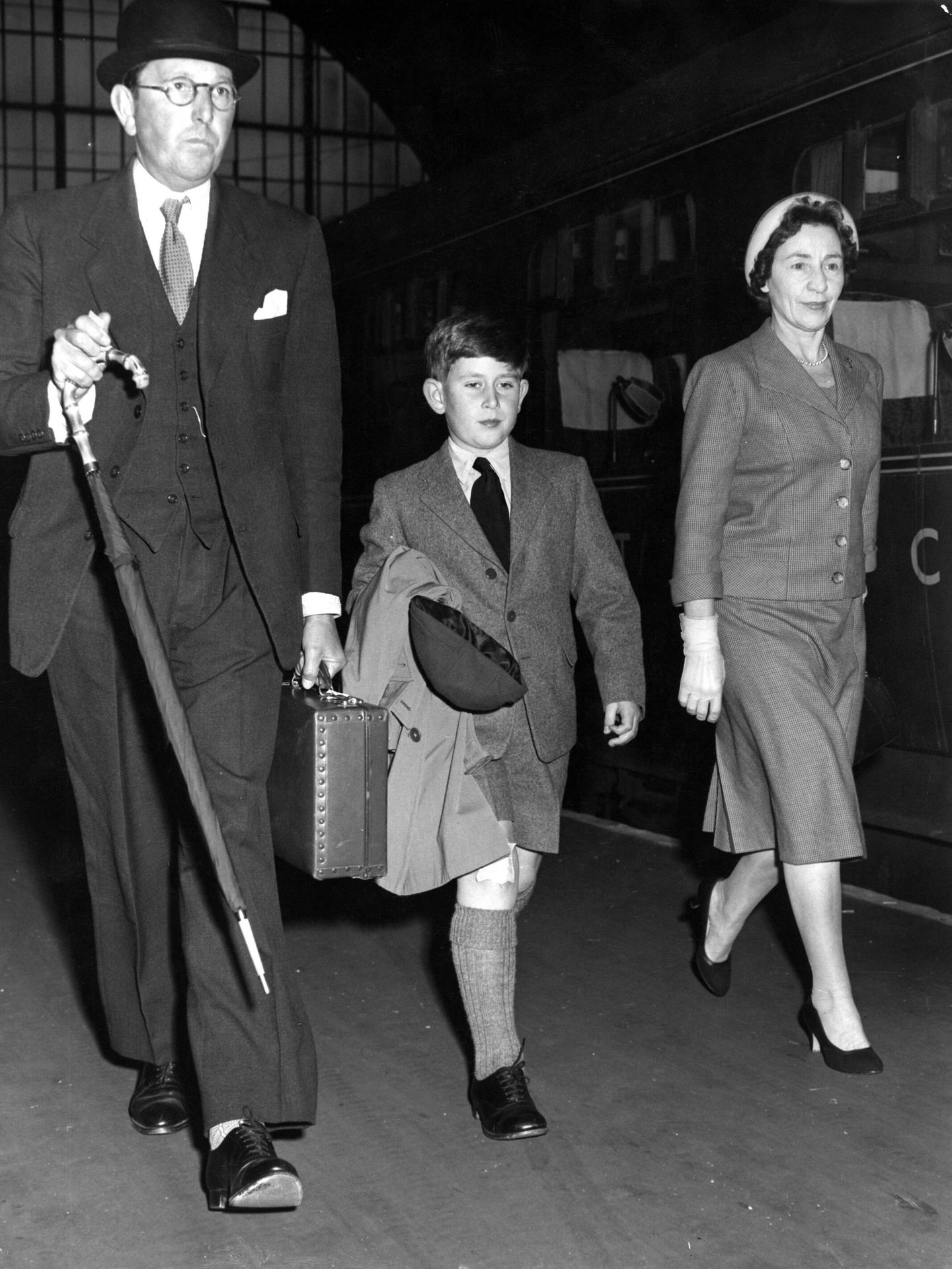 El príncipe Carlos, en 1958 junto a su institutriz. (Cordon Press)