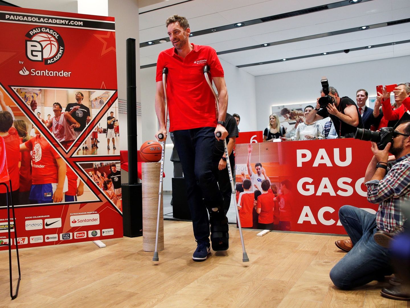 Pau Gasol espera estar recuperado para el inicio de la pretemporada de la NBA. (EFE)