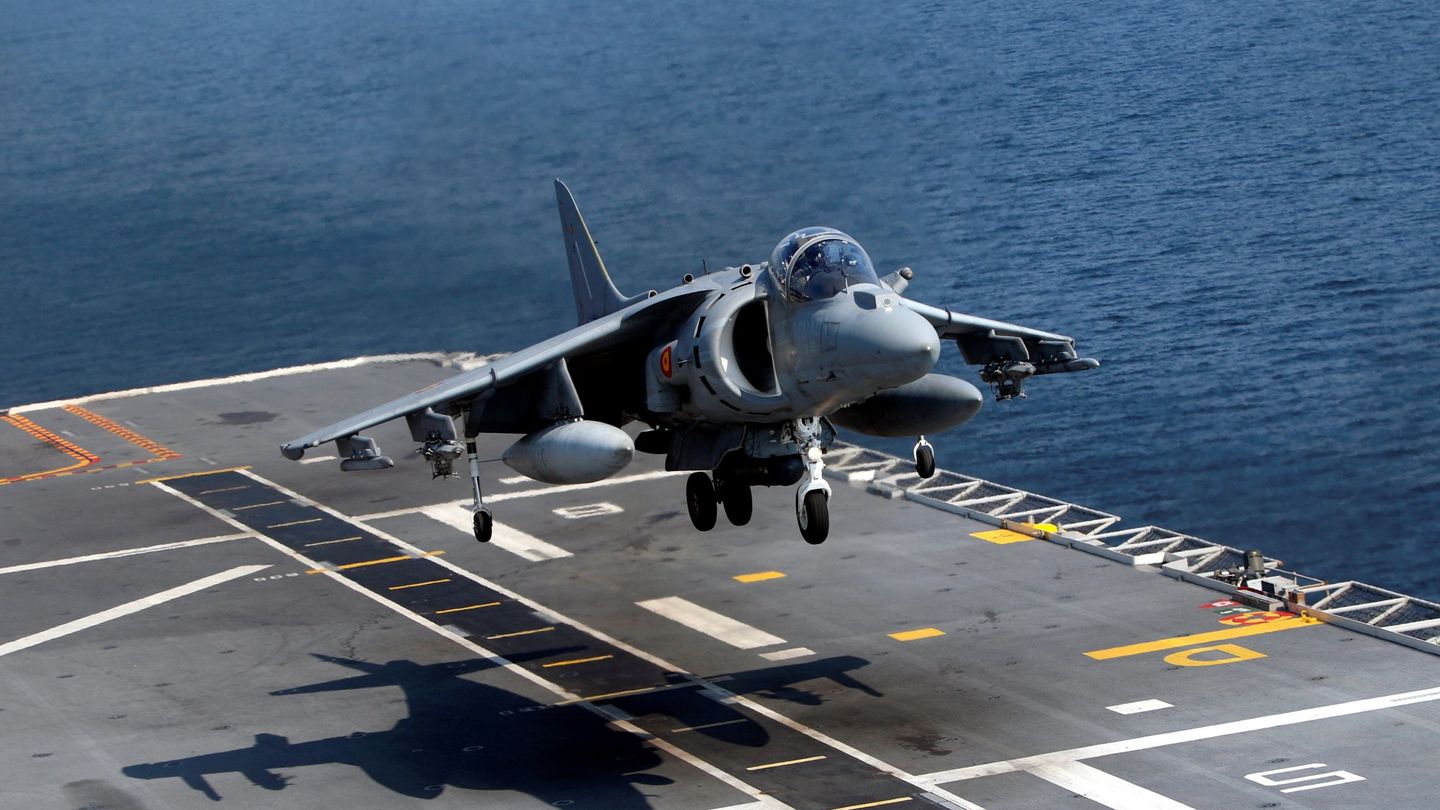 Un Harrier AV-8B de la Armada despegando. (Foto: EFE)