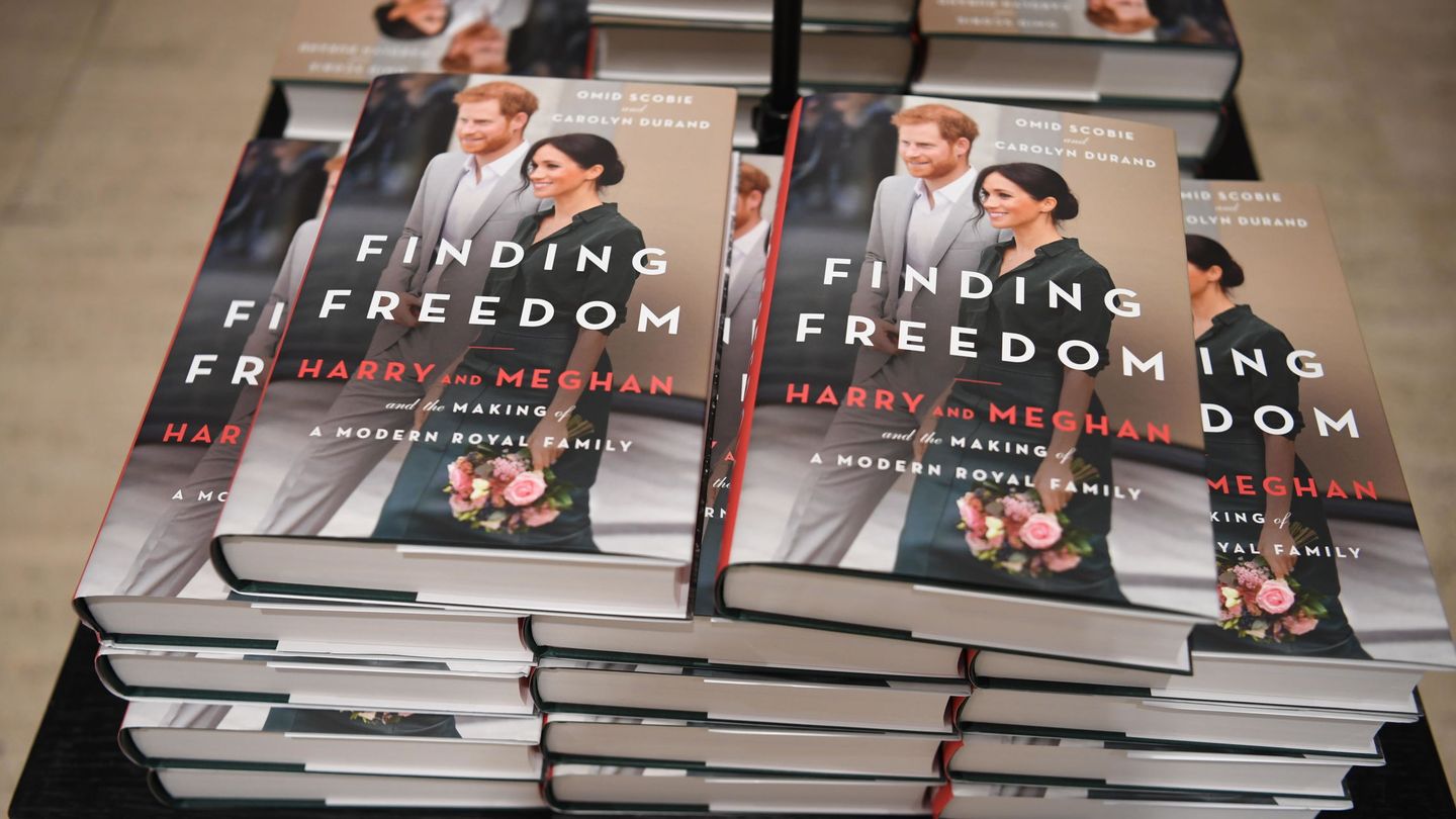El libro sobre Meghan y Harry, a la venta en una librería. (EFE)