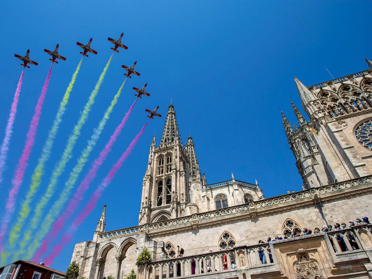 Foto: La Patrulla Águila del Ejército del Aire sobrevuela la catedral de Burgos. (EFE)