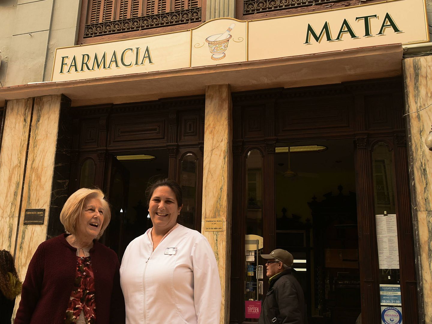 Maruja García y Pilar Romero delante de la farmacia Mata. (Agustín Rivera)