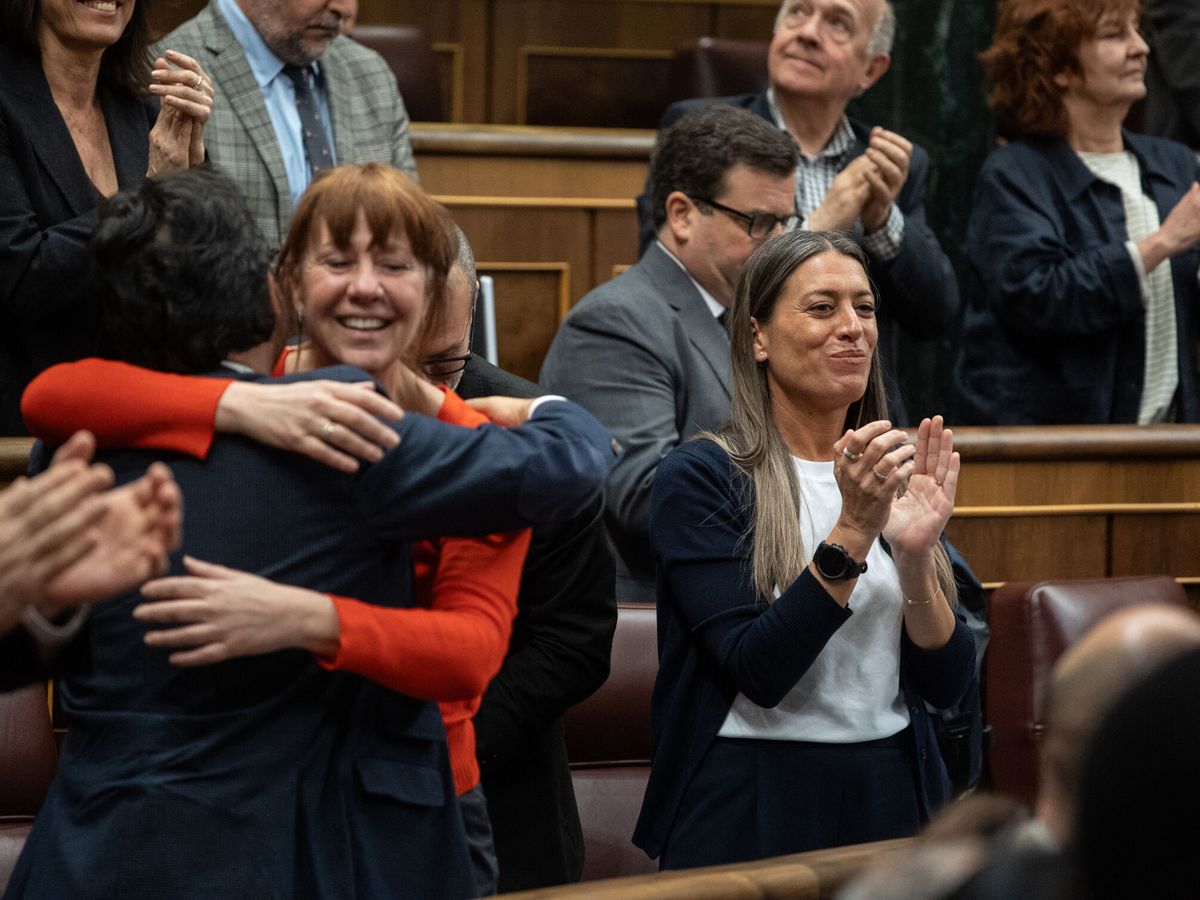 Foto: La portavoz de Junts en el Congreso, Míriam Nogueras (1d), aplaude tras quedar aprobada la ley de amnistía. (Europa Press/Alejandro Martínez Vélez)