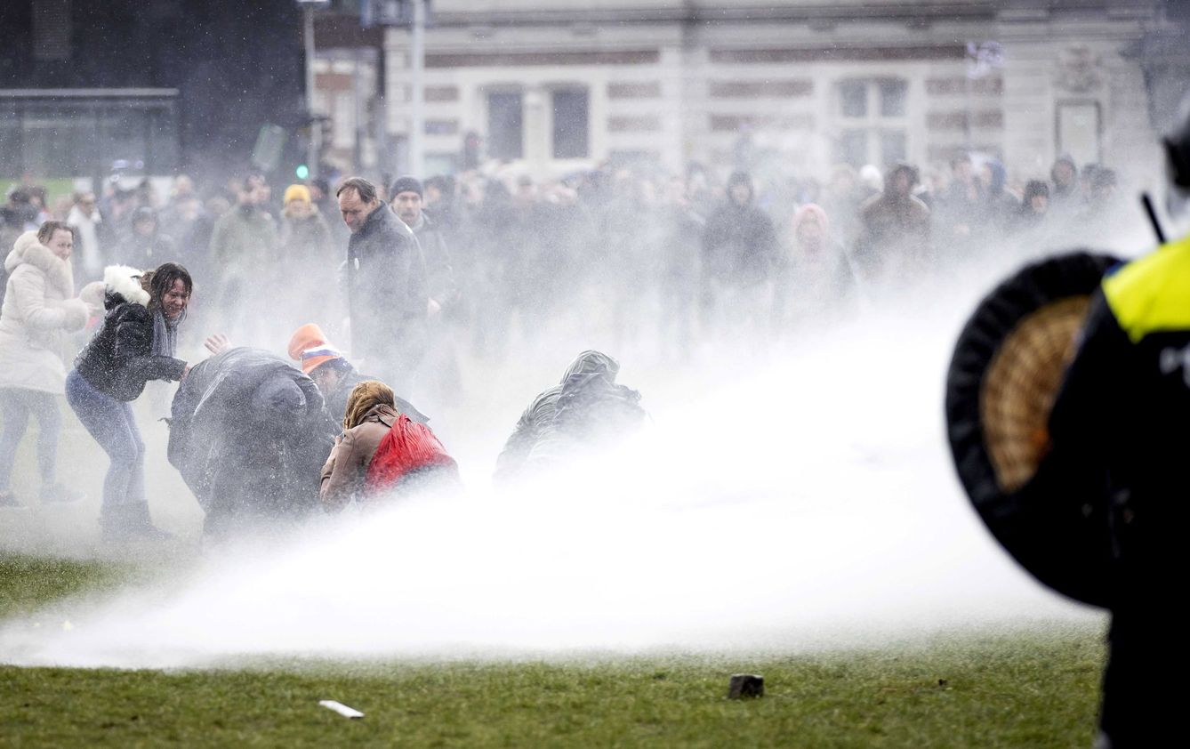La Policía holandesa dispersa con cañones de agua una manifestación no autorizada contra el Gobierno de Rutte, este lunes.
