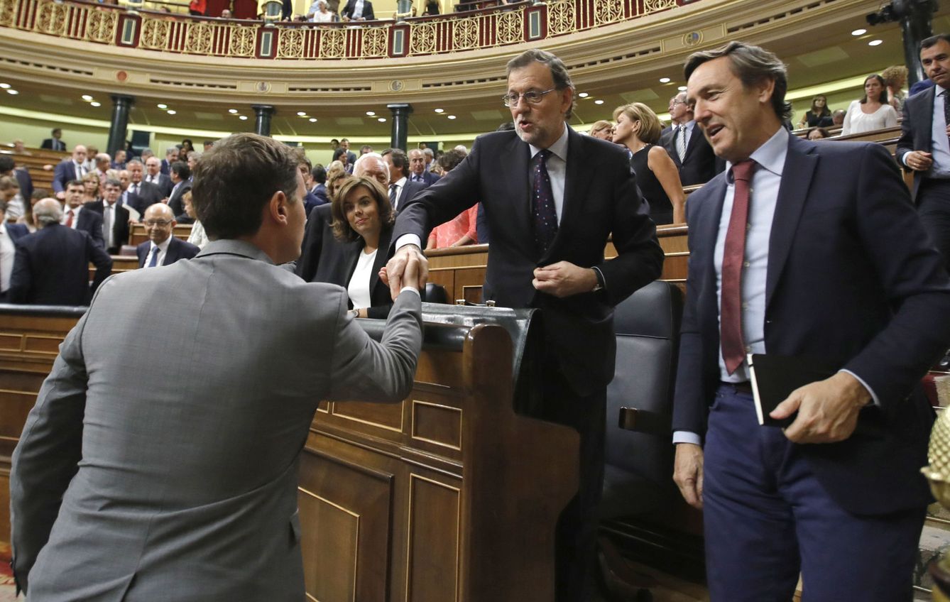 Rivera saluda saluda a Rajoy al término de las votaciones de la tercera sesión del debate de investidura. (EFE)