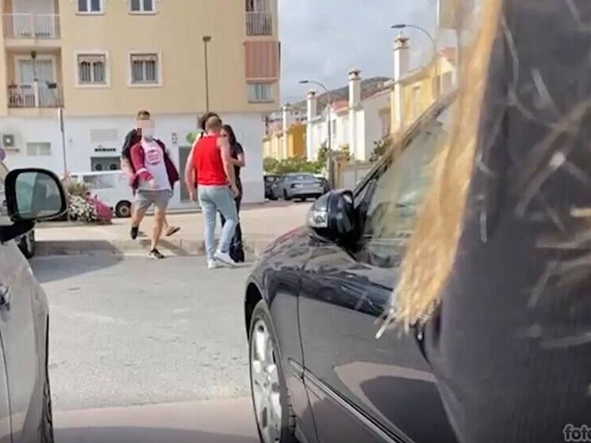 Foto: Fotograma de uno de los vídeos en que unos ciudadanos intervienen después de que el chico empuje a la joven. (EC)