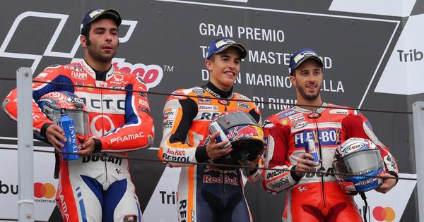 Foto: Danilo Petrucci (i.), Marc Márquez y Andrea Dovizioso (d.) en el podio de San Marino. (EFE)