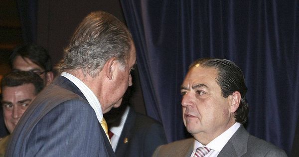 Foto: El rey Juan Carlos conversa con Vicente Boluda.
