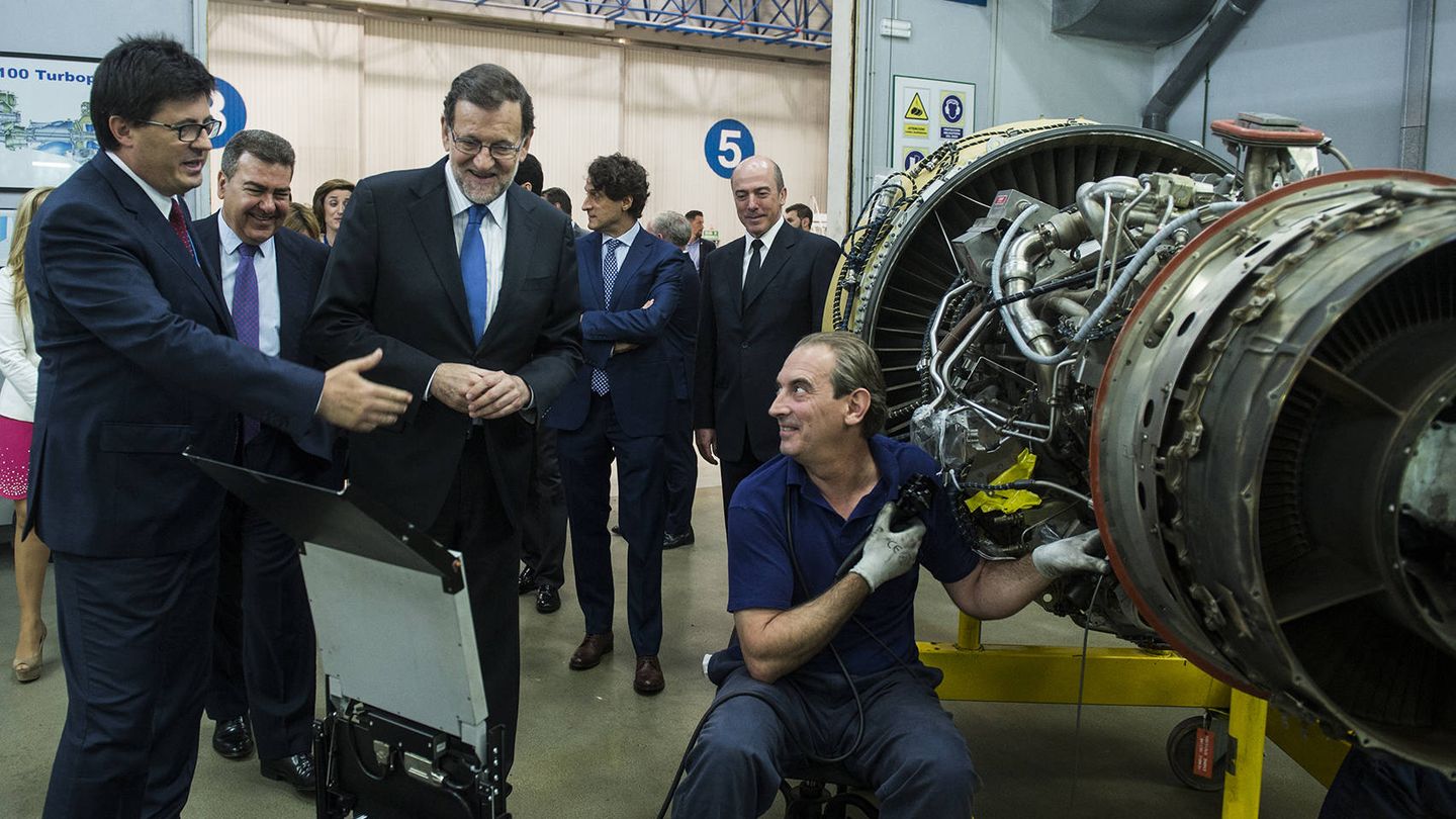 Rajoy, en su visita a los hangares de mantenimiento de Air Nostrum en Quart de Poblet (Valencia). (David Mudarra, PP) 