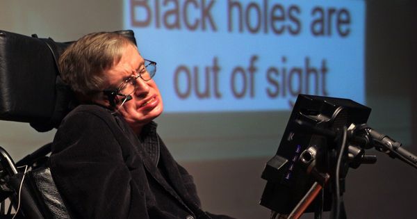 Foto: Hawking, en una charla sobre agujeros negros. (EFE)
