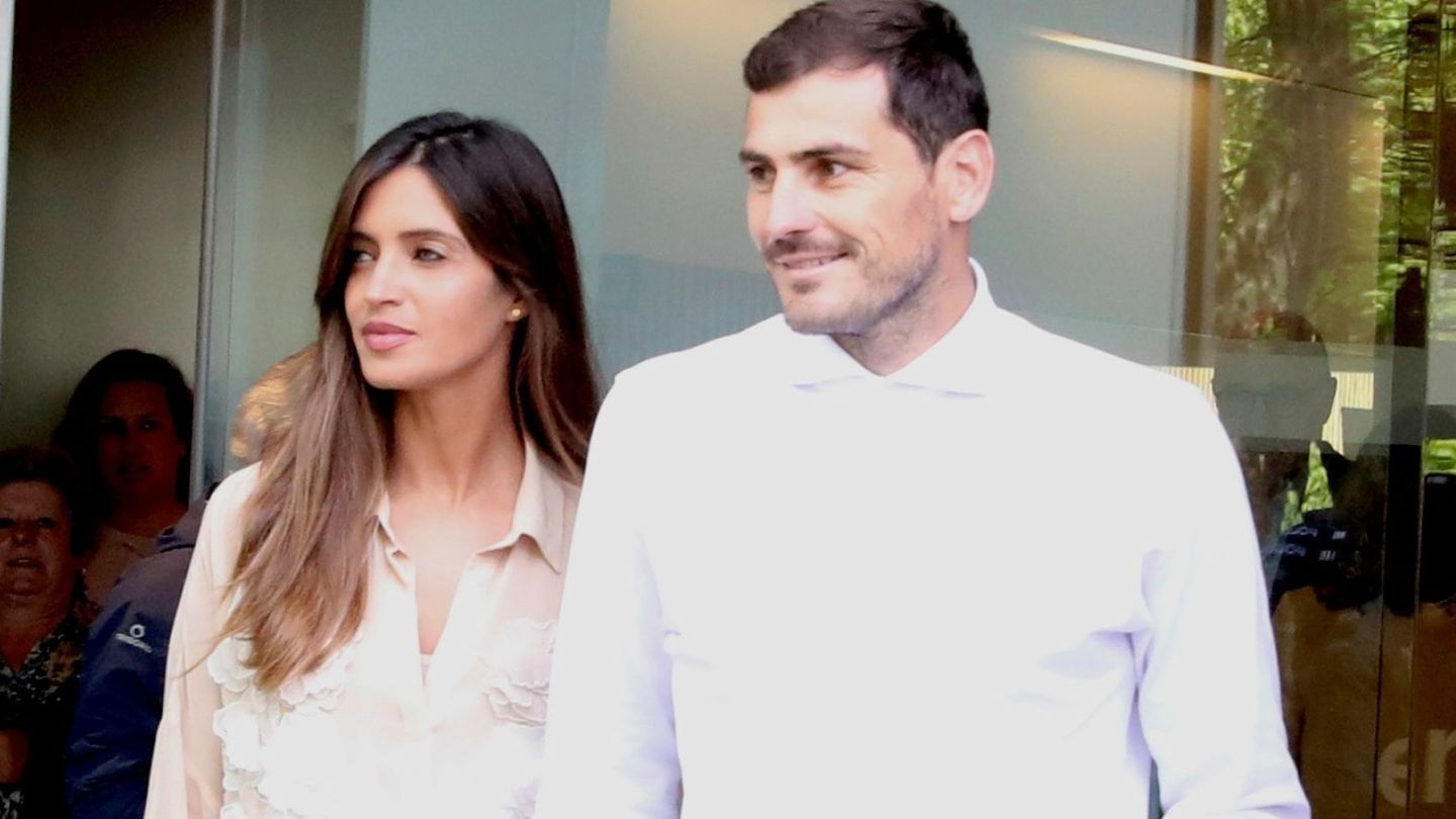 Iker Casillas, junto a Sara Carbonero el día que abandonó el hospital tras sufrir un infarto. (EFE)