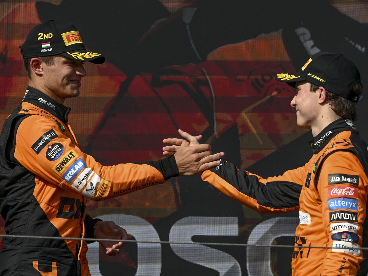 Foto: Norris felicita a Piastri en el podio de Hungaroring. (EFE/Zsolt Czegledi)