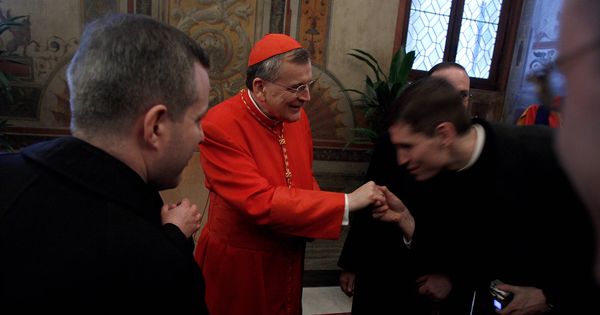 Foto: El cardenal Raymond Leo Burke recibe a invitados en El Vaticano, en noviembre de 2010 (Reuters).
