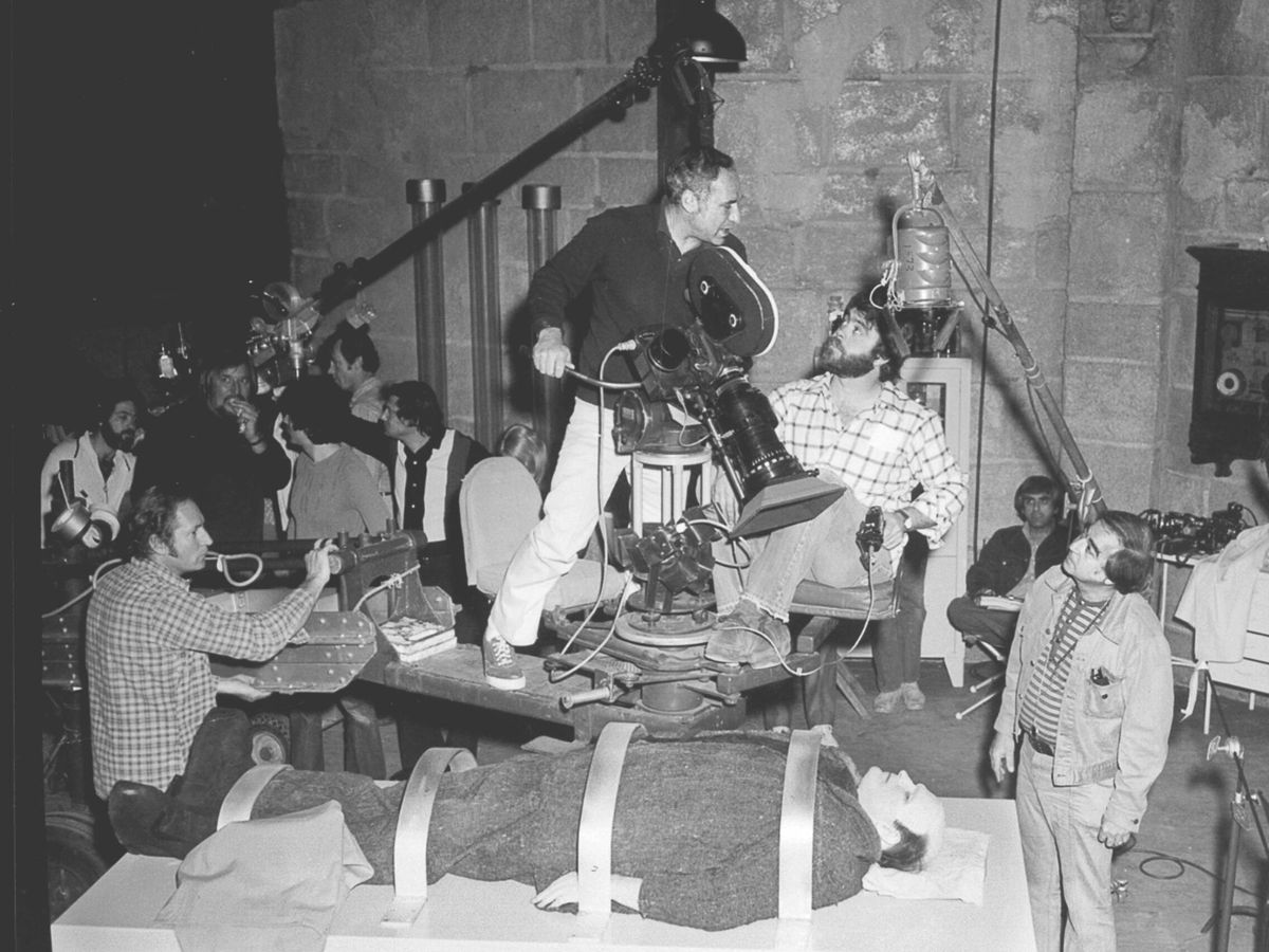 Foto: Mel Brooks en el plató de 'El jovencito Frankenstein', preparando el encuadre de una toma con Peter Boyle, el actor que da vida al monstruo.