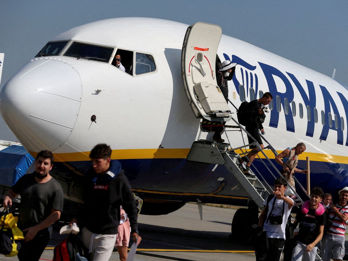 Foto: Varios pasajeros salen de un vuelo de Ryanair. (Reuters/Bernadett Szabo)
