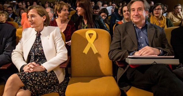 Foto: La presidenta del Parlament, Carme Forcadell (i), junto al concejal del ayuntamiento de Barcelona, el actor Juanjo Puigcorbé (d). (EFE)