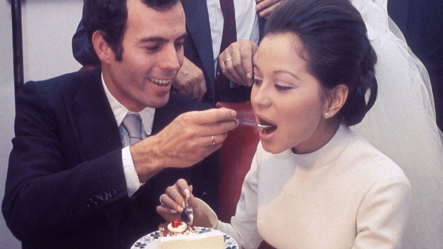 Julio e Isabel, probando la tarta. (Getty)