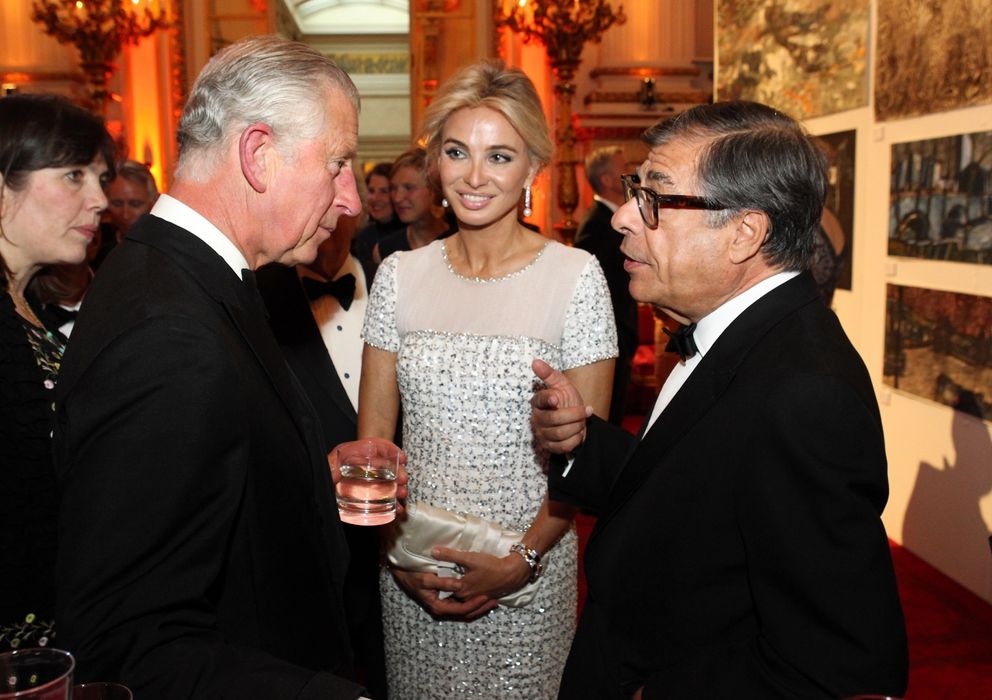 Foto: Corinna hablando con el Príncipe Carlos en Buckingham (Getty Image)