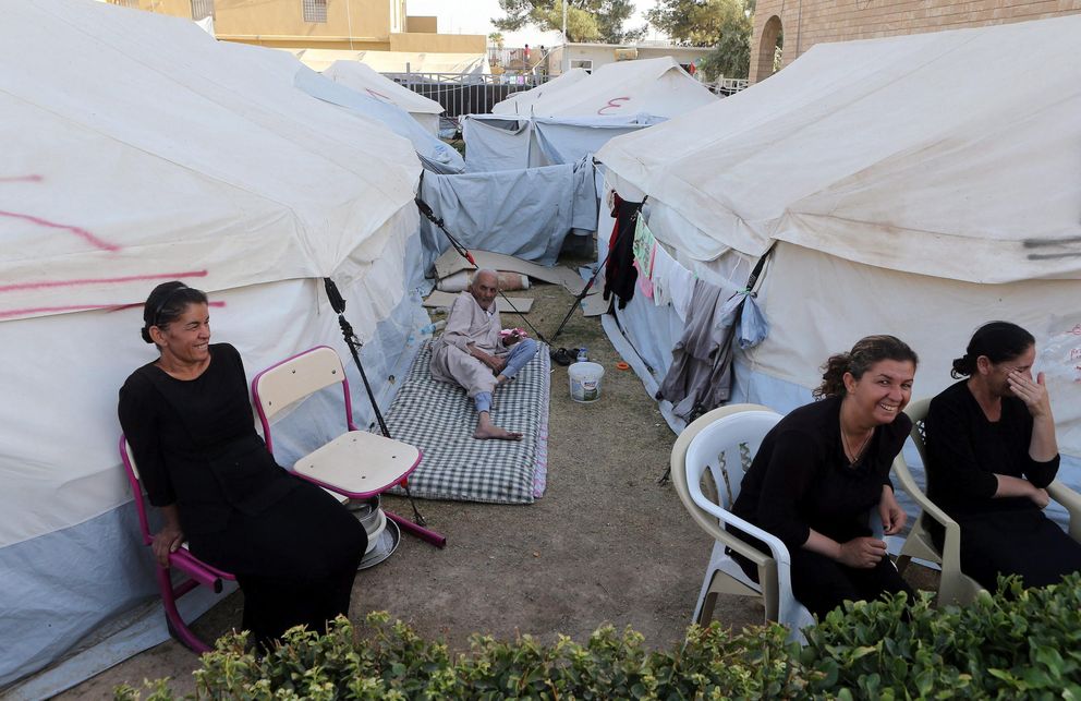 Cristianos iraquíes que huyeron del los yihadistas en Mosul rezan en un campo de refugiados de Erbil (Reuters).