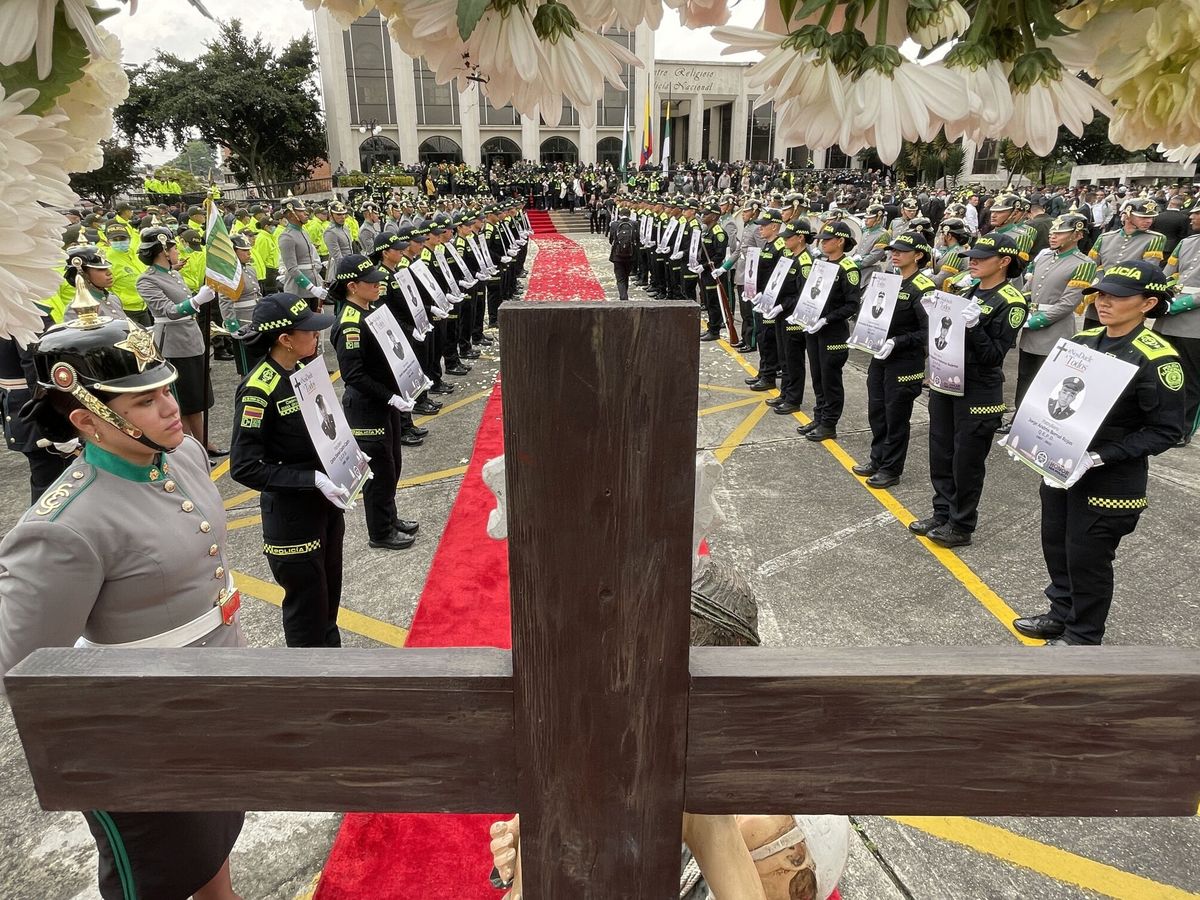 Foto: Homenaje a los policías asesinados por el Clan del Golfo en Bogotá. (EFE/Carlos Ortega)