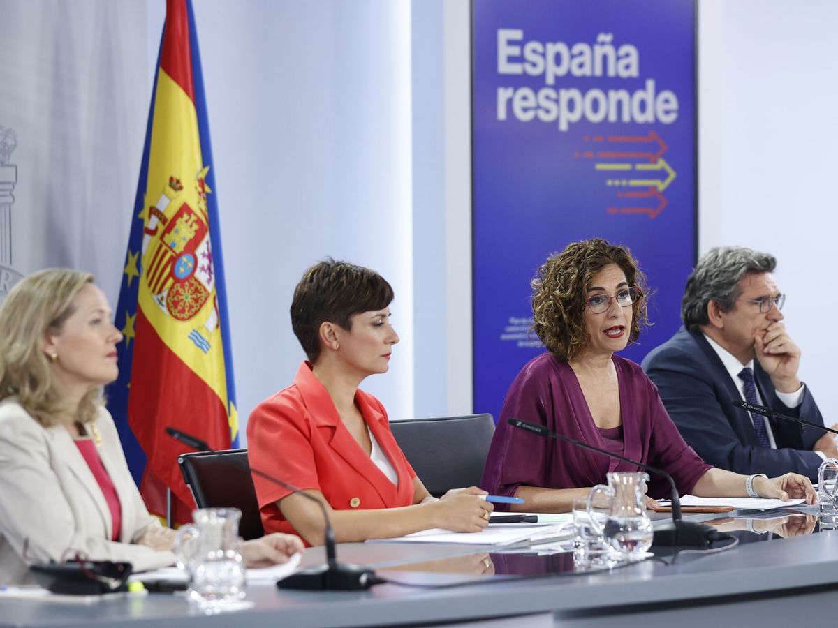 Foto: Las ministras Nadia Calviño, Isabel Rodríguez y María Jesús Montero, y el ministro José Luis Escrivá. (EFE/Chema Moya)