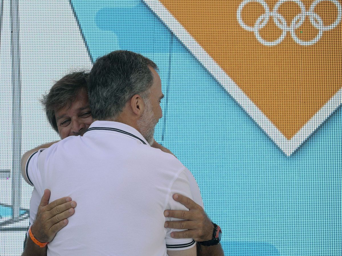 Foto: El Rey, abrazando a su amigo Fernando León. (EFE)