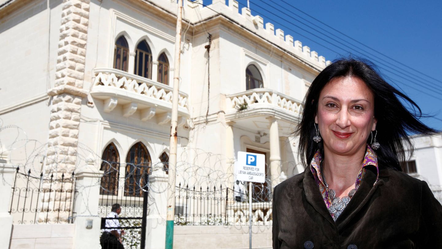Daphne Caruana Galizia posa para una fotografía ante la embajada de Libia en La Valeta. (Reuters)