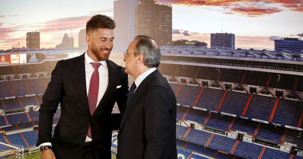 Foto: Sergio Ramos y Florentino Pérez charlan durante un acto celebrado en el palco del estadio Santiago Bernabéu. (Efe)