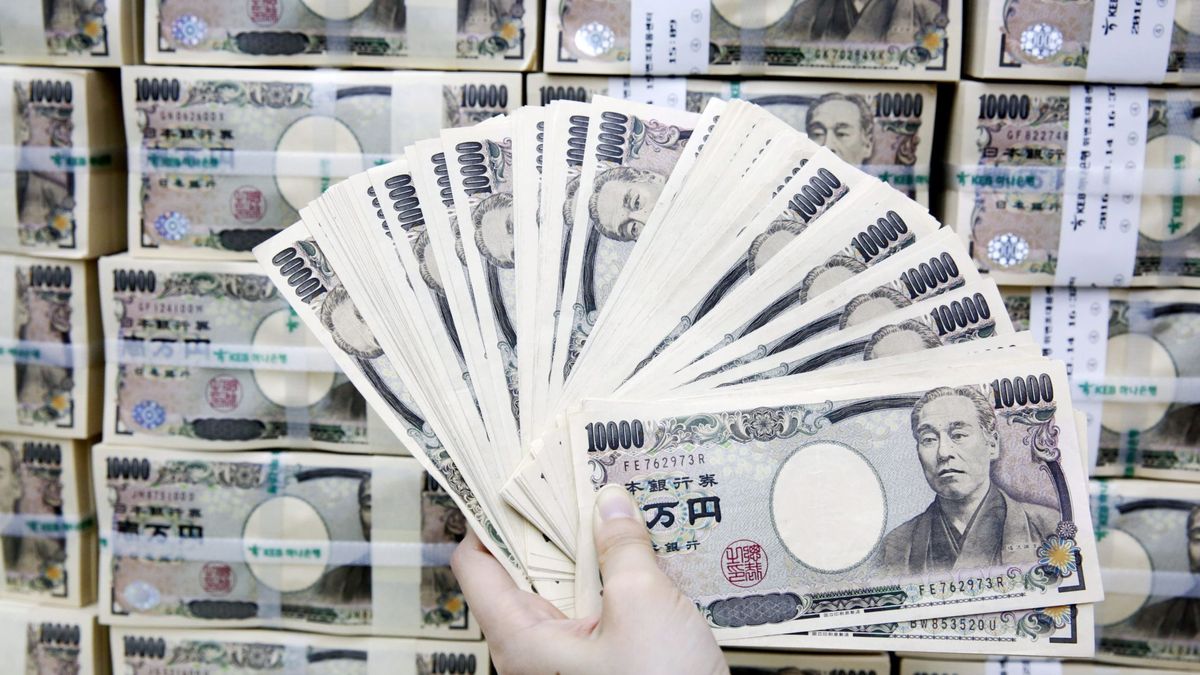 Japón apunta a otra intervención ante la continua caída del yen y la fortaleza del dólar
