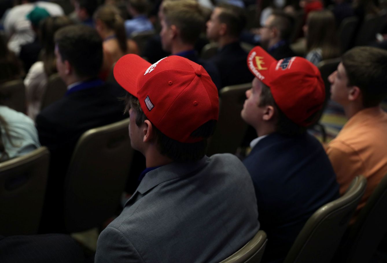 Miembros de 'Turning Point' escuchan un discurso de Trump el pasado julio. (Reuters)
