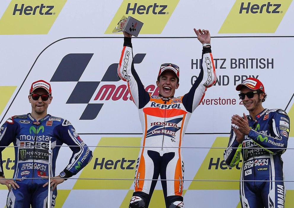 Foto: Marc Márquez en el podio junto a Lorenzo y Rossi (Reuters).