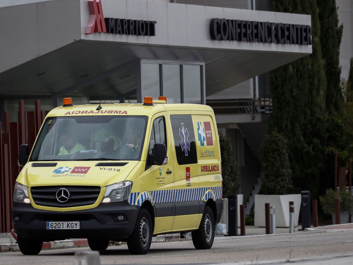 Foto: Una ambulancia a las puertas del Hotel Marriot de Madrid. (EFE)