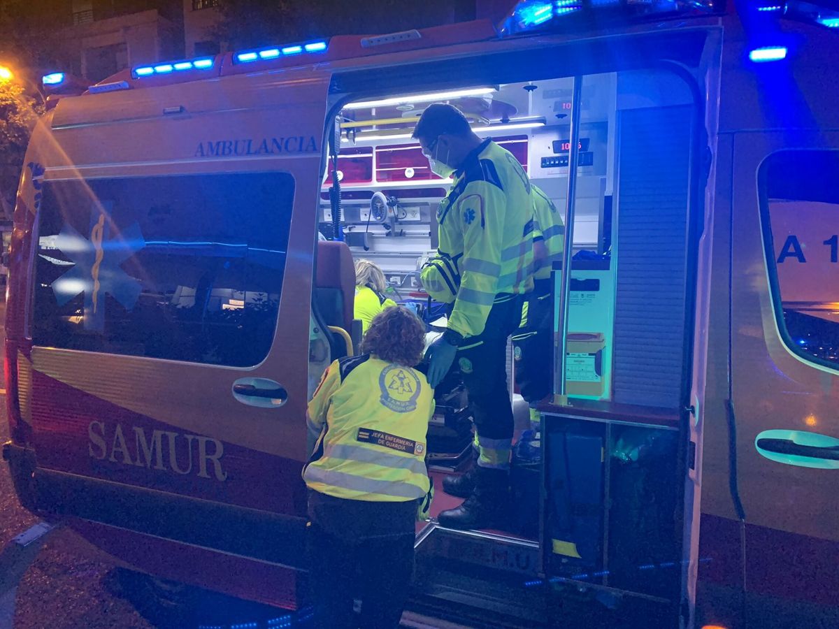 Foto: Efectivos del Samur en una ambulancia en una imagen de archivo. (EFE/Ayuntamiento de Madrid)