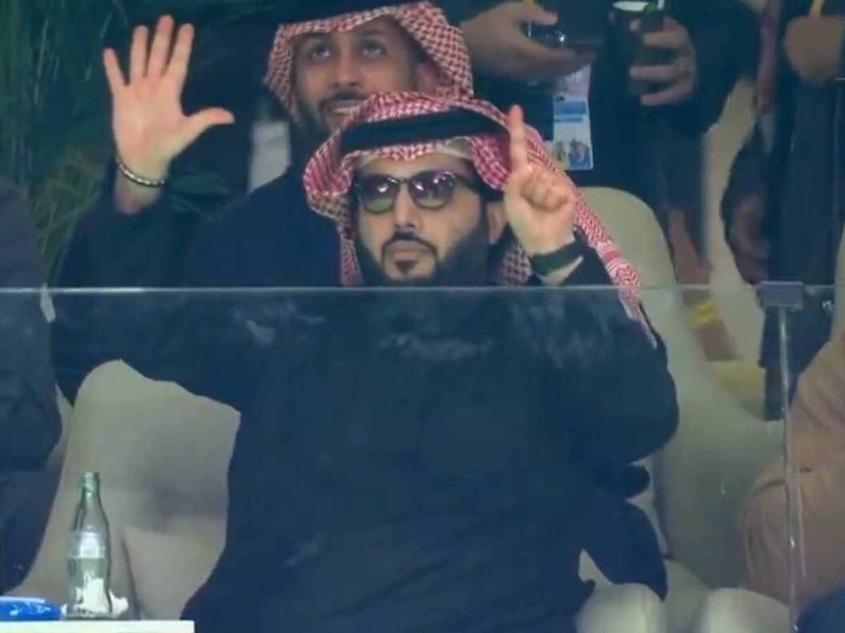 Foto: El presidente del Al Nassr, durante el partido ante Messi. (@NFCStudio1)