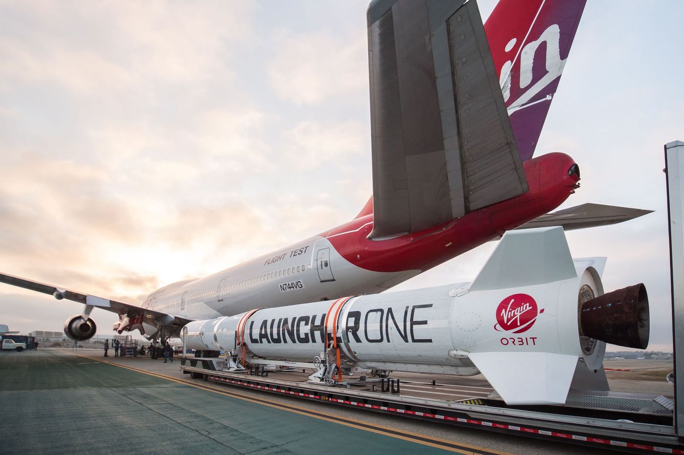 El LauncherOne de Virgin Orbit, en tierra. (Reuters)