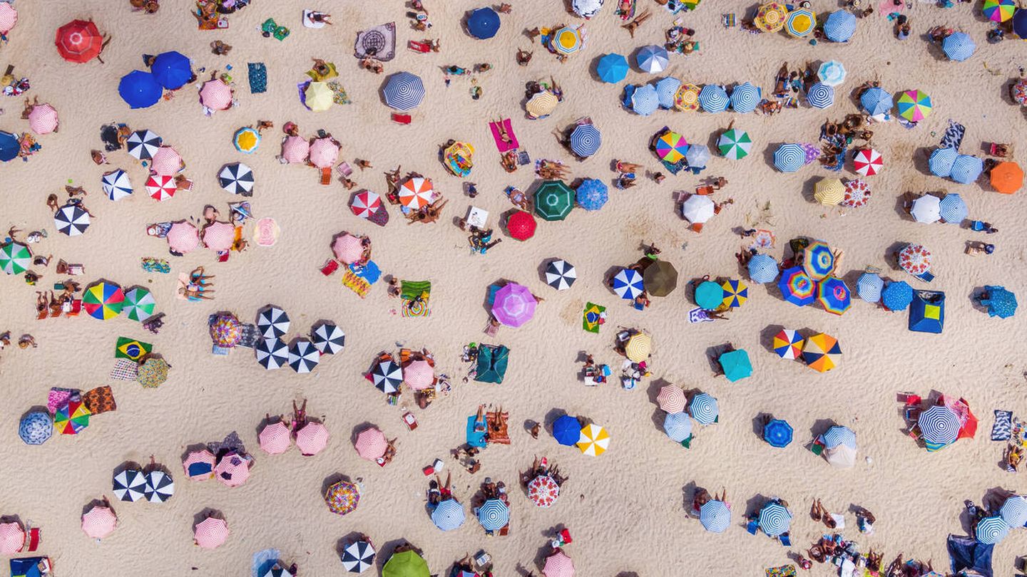Vista aérea de sombrillas en la playa (iStock)