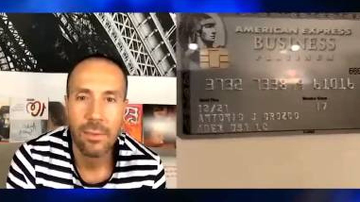 Antonio Orozco, mostrando la tarjeta Platinum American Express que tiene enmarcada en el recibidor de su casa. (IG)