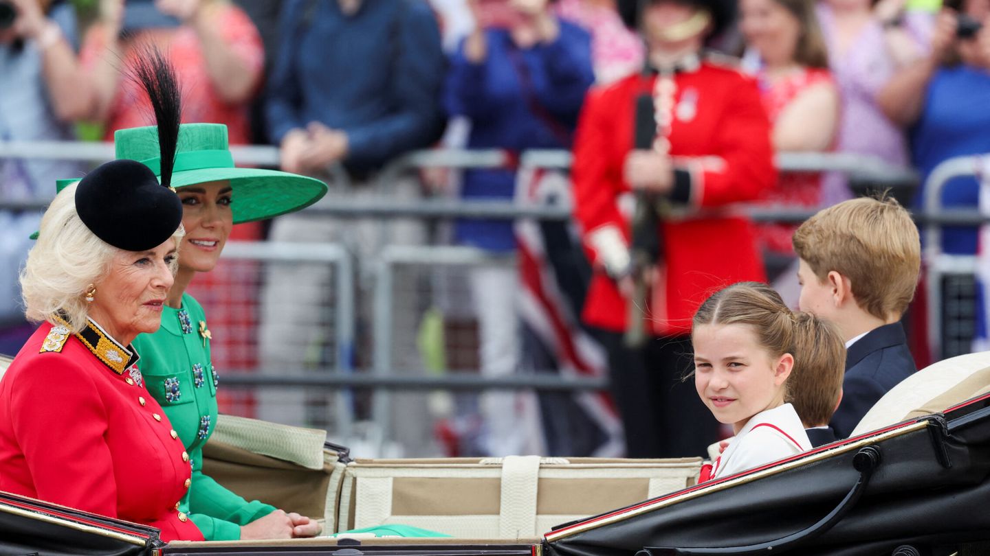 Camila, Kate Middleton y los hijos de esta, en su carruaje. (Reuters/Toby Melville)