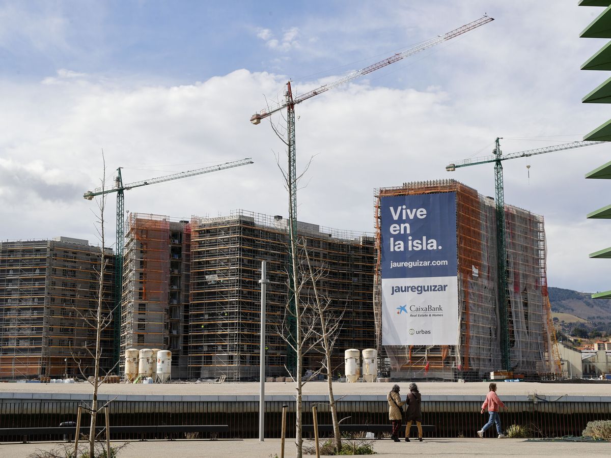 Foto: Viviendas en construcción en la isla de Zorrozaude, en Bilbao. (EFE/Luis Tejido)