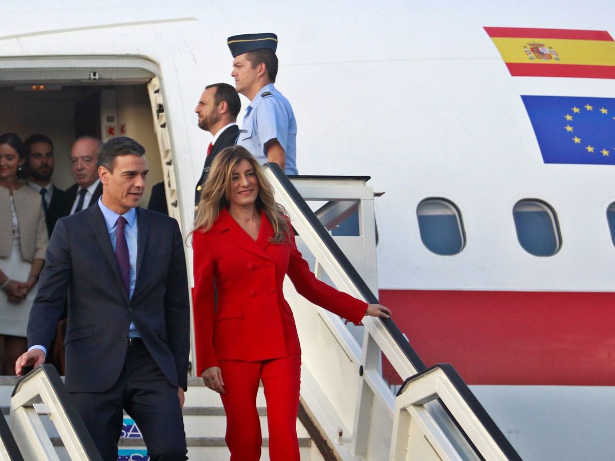 Foto: Pedro Sánchez y Begoña Gómez bajan de un avión en una visita oficial a Cuba. (EFE)