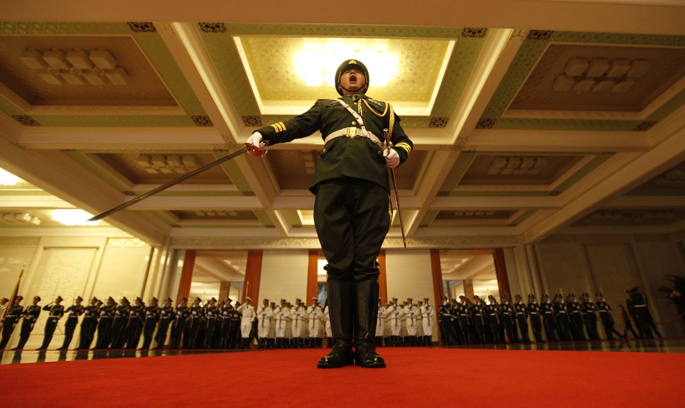 Un oficial durante un ensayo previo a una ceremonia oficial en el Gran Salón del Pueblo, en Pekín (Reuters). 