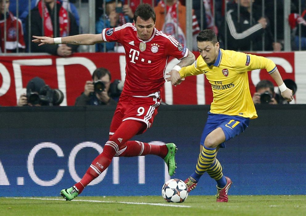 Foto: Mandzukic y Özil pelean por el balón en el Allianz Arena (Gtres).
