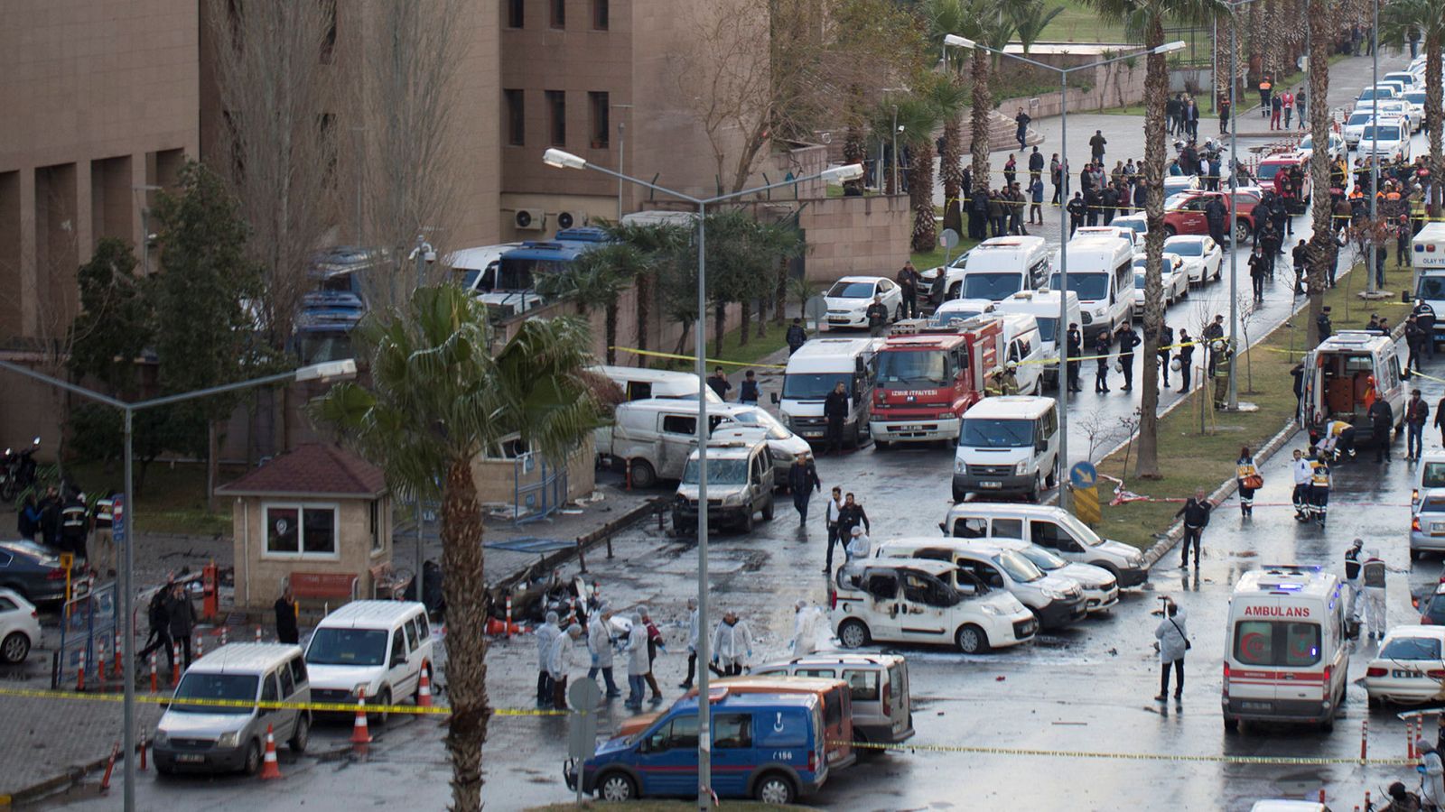 Foto: La policía acordona la escena del ataque en Izmir, Turquía, el 5 de enero de 2017 (Reuters).