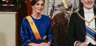 Post de La reina Letizia, de cena de gala en Holanda: nuevo vestido azul, la gran tiara rusa y joyas de pasar