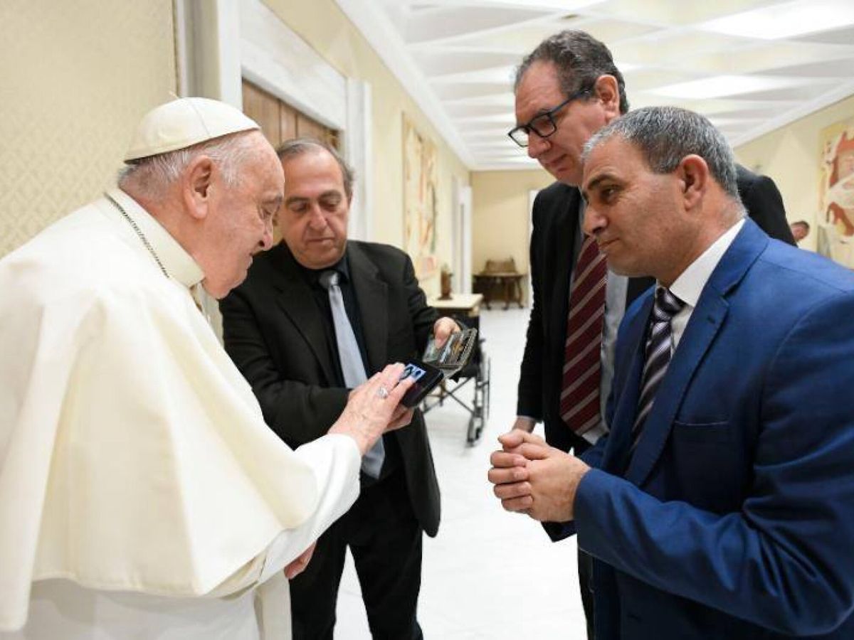 Foto: El Papa con los dos padres. (EFE/Vatican Media)