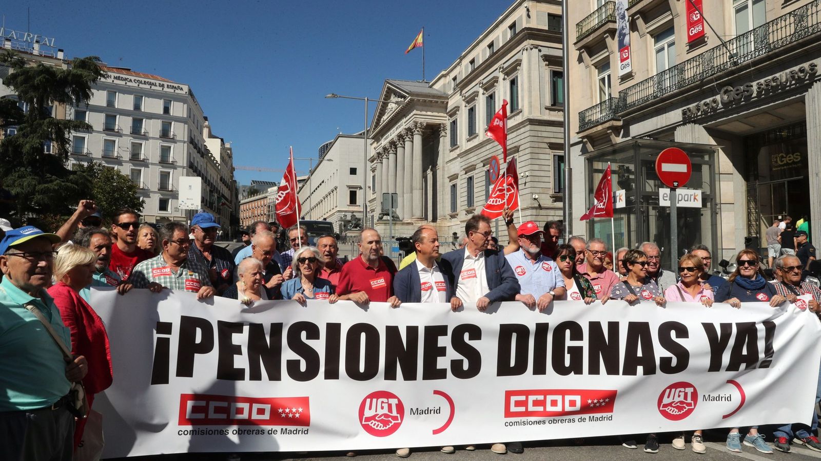 Foto: Imagen de archivo de una manifestación en defensa de unas pensiones dignas convocada por CCOO y UGT el pasado mes de octubre. (EFE)