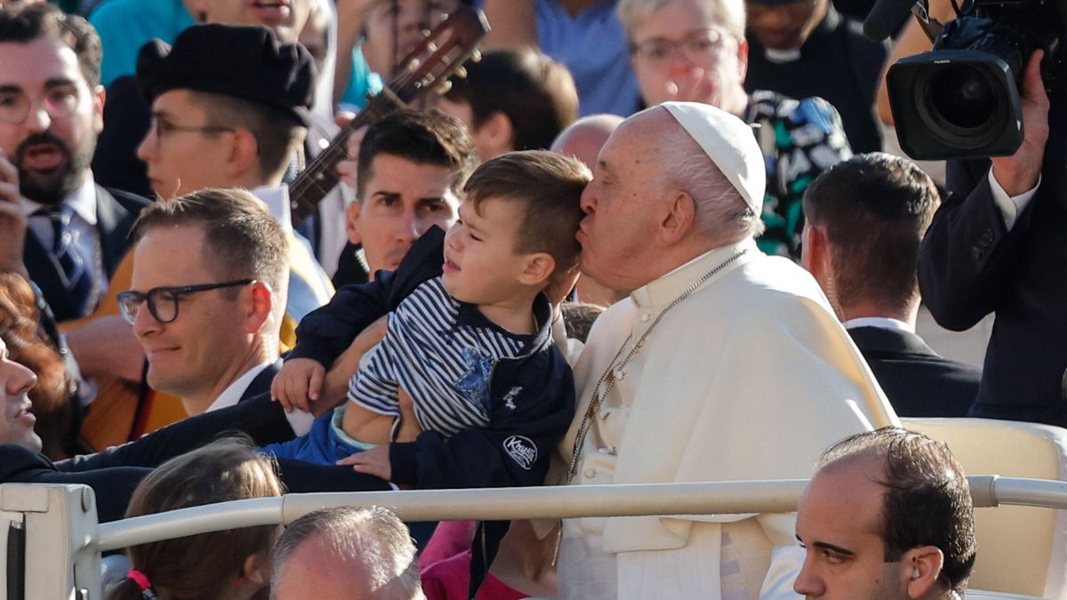 El Papa Francisco autoriza a personas transgénero e hijos de parejas homosexuales a ser bautizados