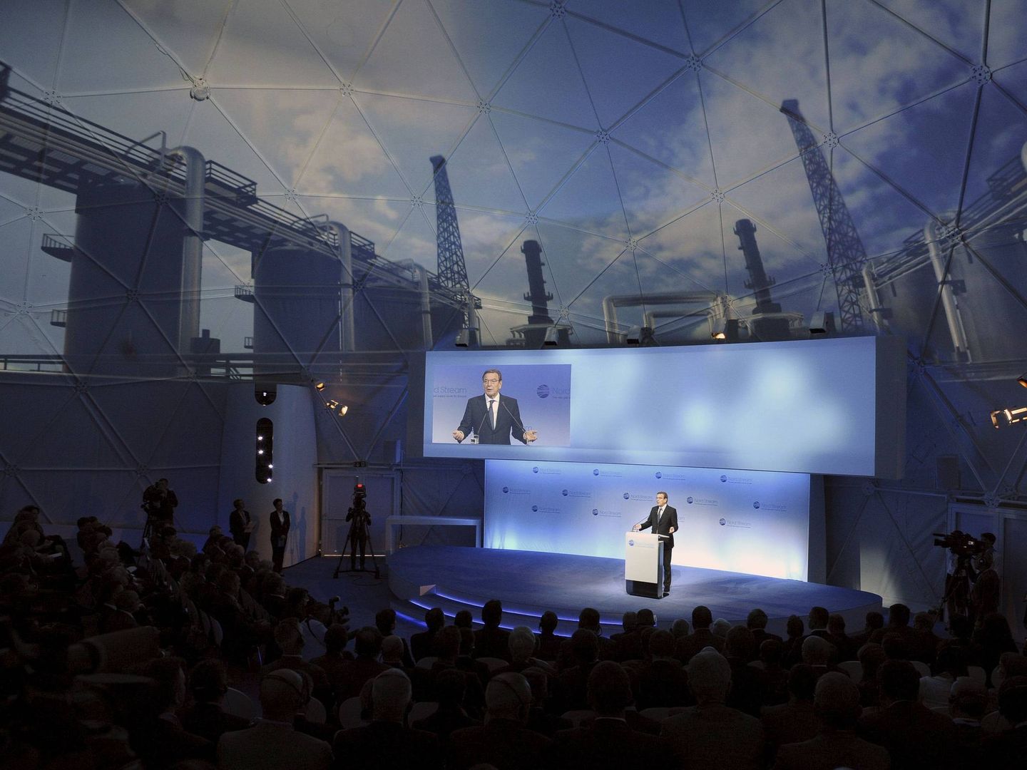 El excanciller alemán Gerhard Schröder pronuncia un discurso durante la inauguración del segundo hilo del gasoducto ruso-alemán Nord Stream en la estación de compresión de Portovaya a las afueras de Vyborg, Rusia, el 8 de octubre de 2012. (EFE)