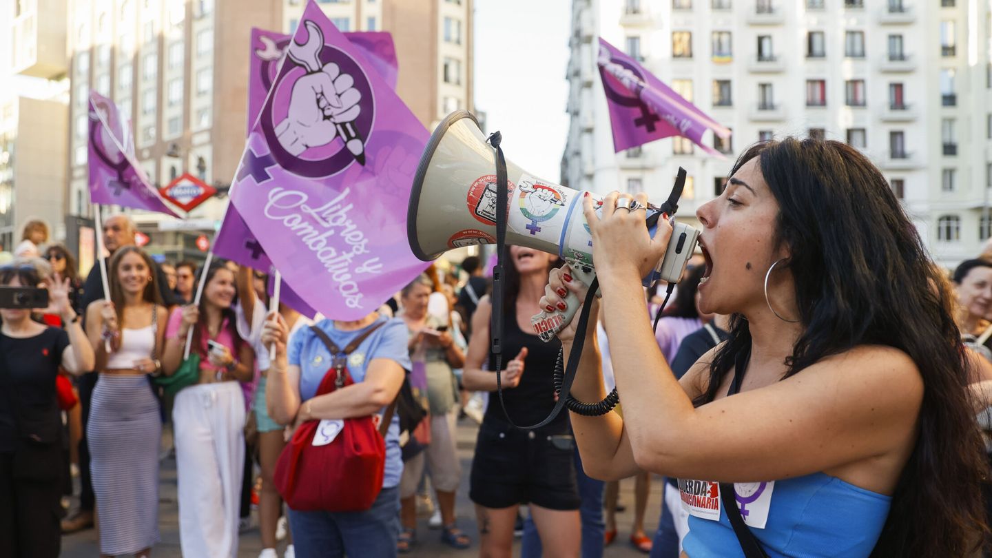 Una joven participa en una manifestación en apoyo a las jugadoras de la selección española de fútbol. (EFE) 