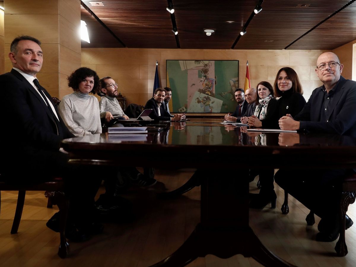 Foto: Última reunión de la comisión de coordinación parlamentaria entre PSOE y Unidas Podemos. (EFE)